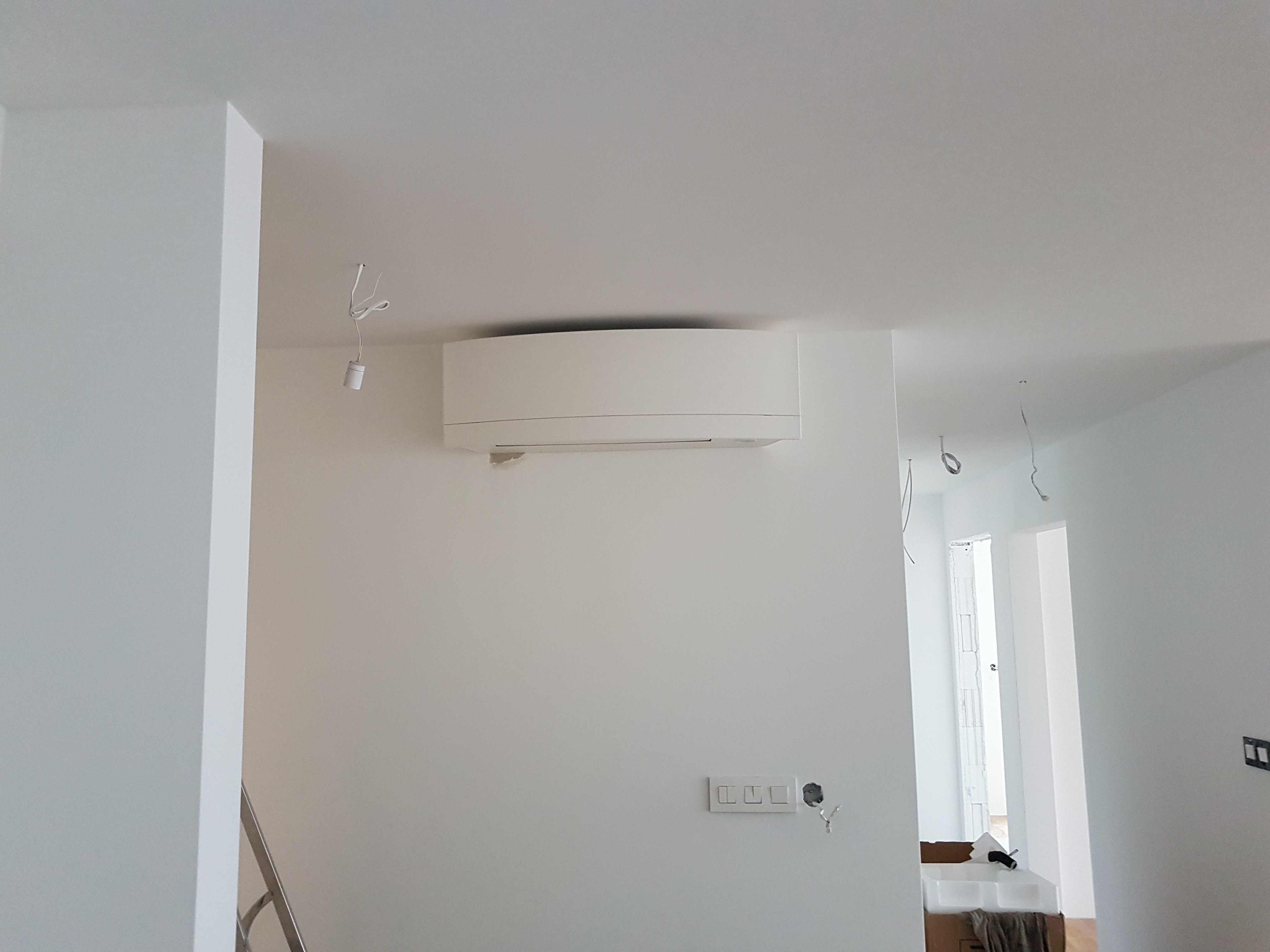 Montáž klimatizácie Daikin 3 split umiestnená na streche bytového domu Bratislava